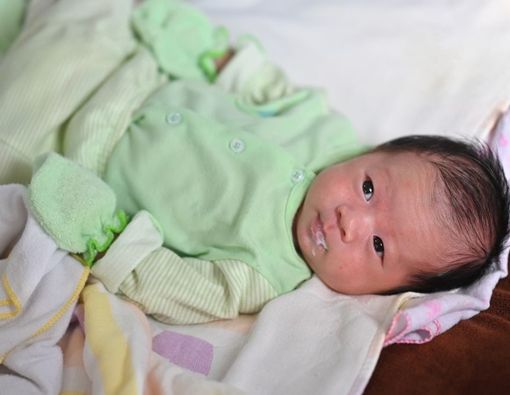 Mengenal Perbedaan Gumoh dan Muntah pada Bayi