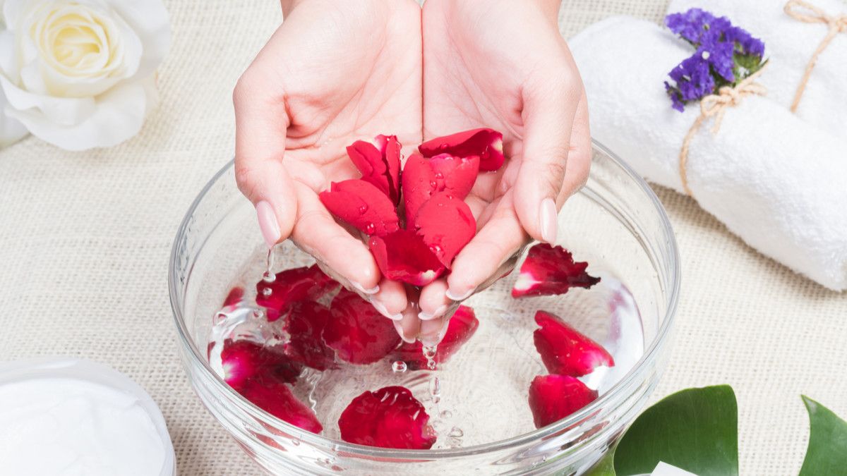 Manfaat Air Mawar untuk Kesehatan dan Kecantikan Kulit (Xmee/Shutterstock)