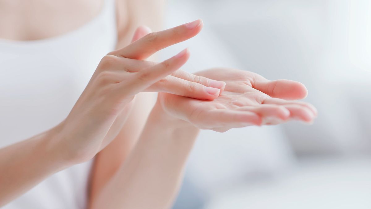 Penyebab dan Cara Jitu Menghaluskan Telapak Tangan Kasar