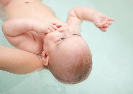 Perlukah Terapi Air untuk Bayi?