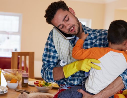 Menjadi Bapak Rumah Tangga di Tengah Stigma Negatif