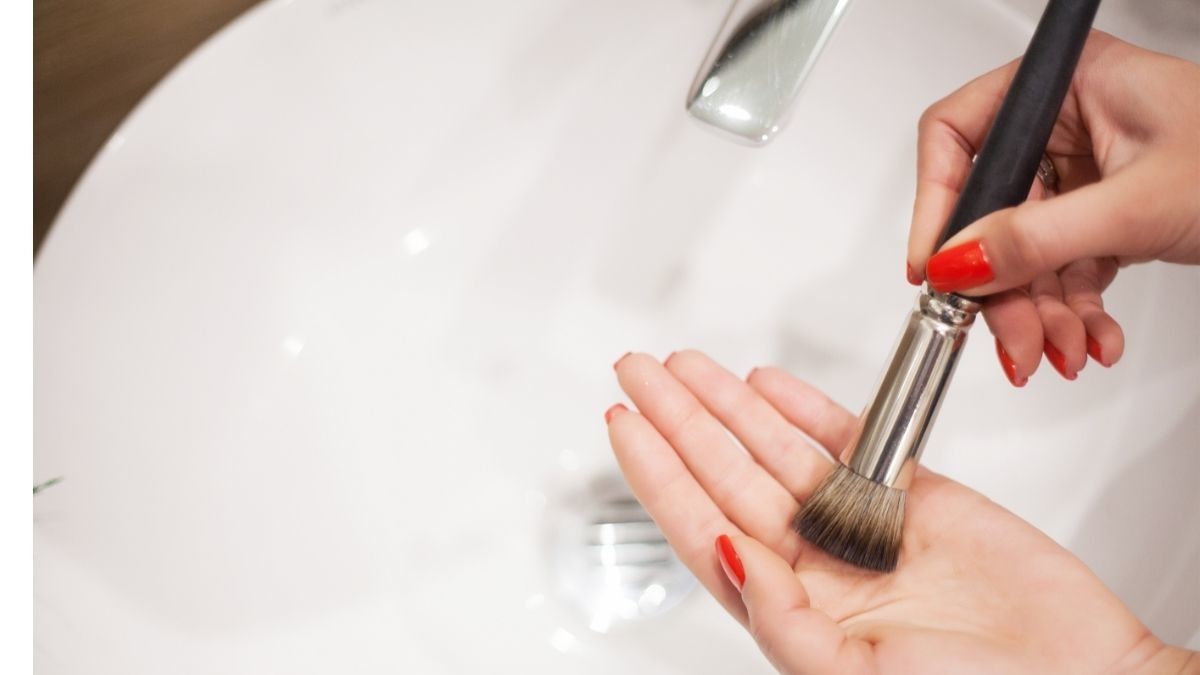 Cara Mencuci Brush atau Kuas Makeup yang Benar