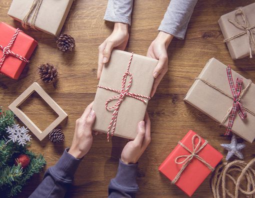 Bagi-bagi Kado Saat Natal Ternyata Bikin Bebas Stres