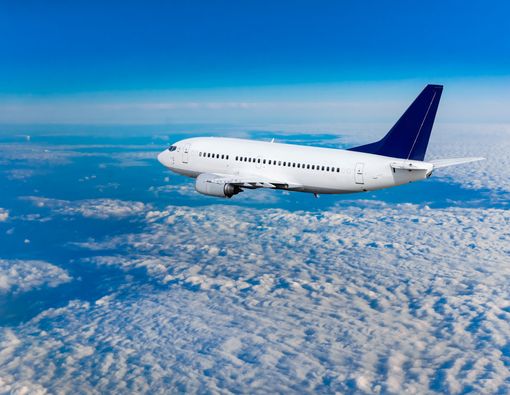 Benarkah Turbulensi Saat Naik Pesawat Bisa Bikin Ibu Hamil Keguguran?