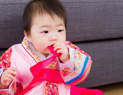 Anak Suka Gigit-Gigit Baju? Ini Cara Mengatasinya