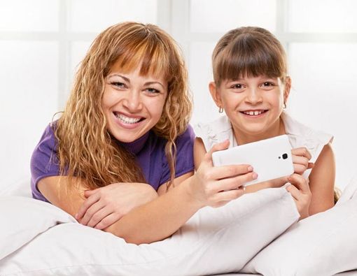 Bahaya yang Mengintai Jika Anda Main HP Dekat Anak