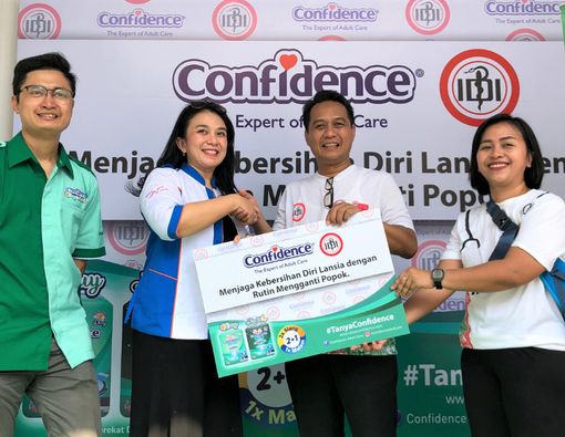 Rutin Ganti Popok Dewasa agar Kesehatan Lansia Tetap Terjaga