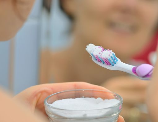 Memutihkan Gigi dengan Soda Kue, Aman atau Tidak?