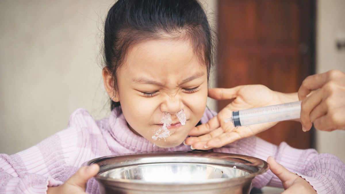 Anak sedang Cuci Hidung