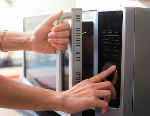 Benarkah Microwave Bikin Nutrisi Makanan Hilang?