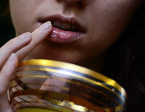 Yuk Dicoba, Minyak Zaitun Bisa Memerahkan Bibir secara Alami