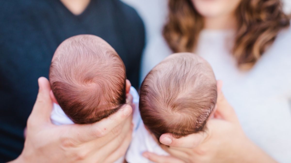 Tips Berbagi Peran Orangtua Baru saat Merawat Bayi Kembar