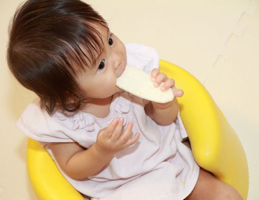 Makanan Bertekstur Keras Dapat Merusak Gusi si Kecil?