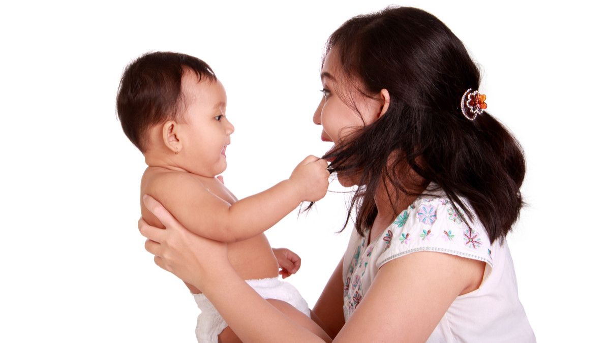 Penyebab Bayi Suka Menarik-narik Rambut