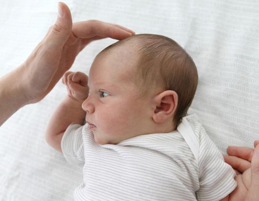 Ada Ketombe di Kulit Kepala Bayi? Awas Cradle Cap!