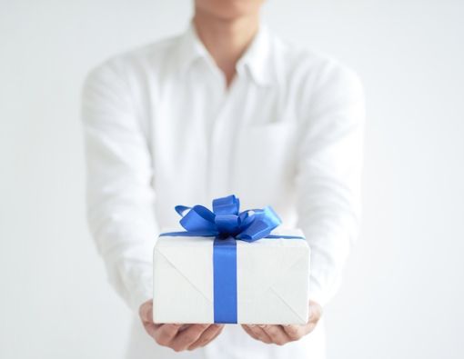 Suami Kasih Kado ke Teman Wanita, Perlukah Istri Marah?