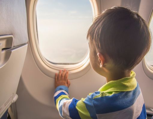 Tips Liburan Naik Pesawat dengan Anak Autis