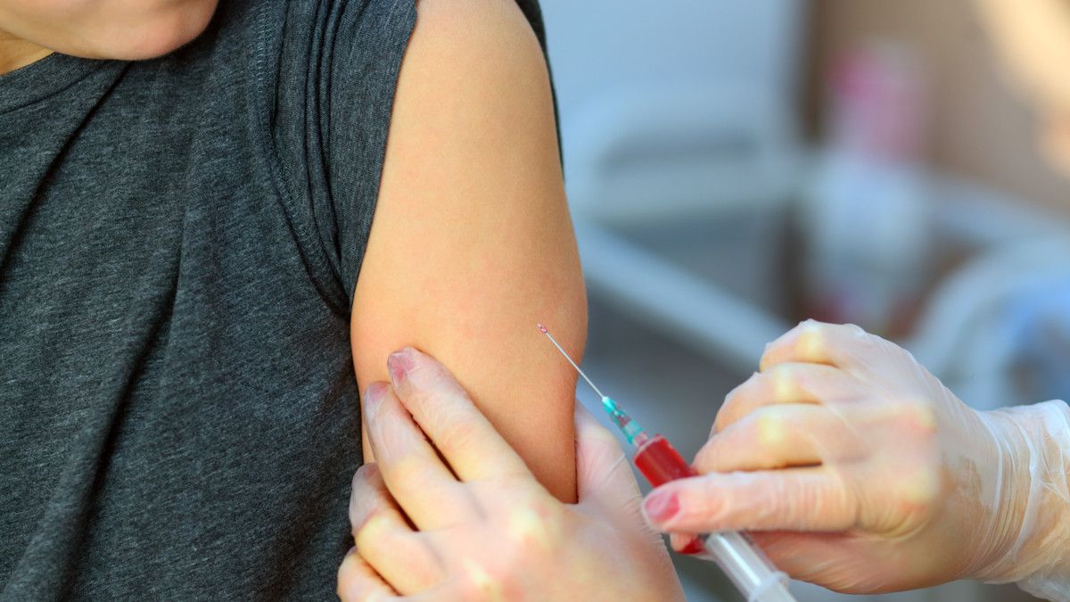 Pentingnya Vaksin bagi Orang Dewasa Selama Pandemi COVID-19