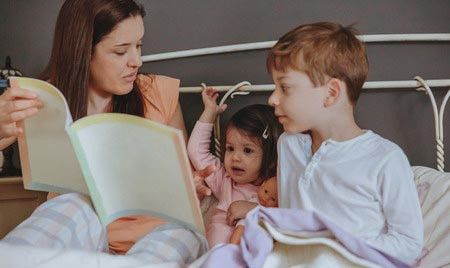 5 Manfaat Mendongengkan Anak Sebelum Tidur