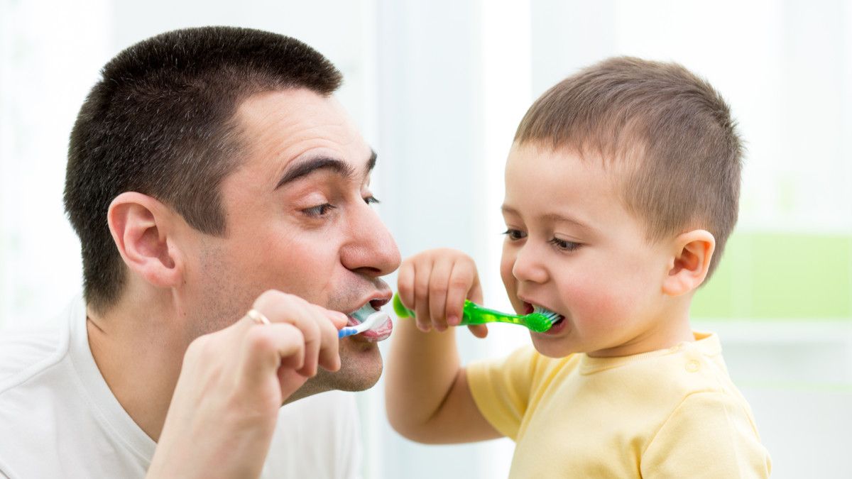 Langkah-langkah Mengajarkan Anak Sikat Gigi