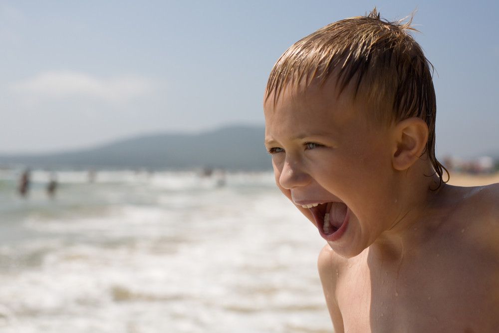 Kiat Menghadapi Anak yang Suka Berteriak di Tempat Umum