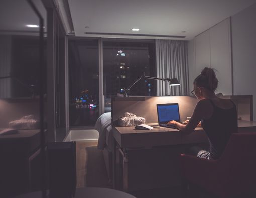 Hobi Begadang? Awas, Alzheimer Mengintai!