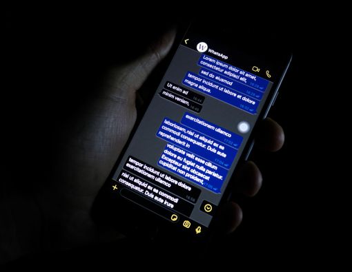 Dark Mode pada Handphone, Apakah Lebih Baik untuk Mata?