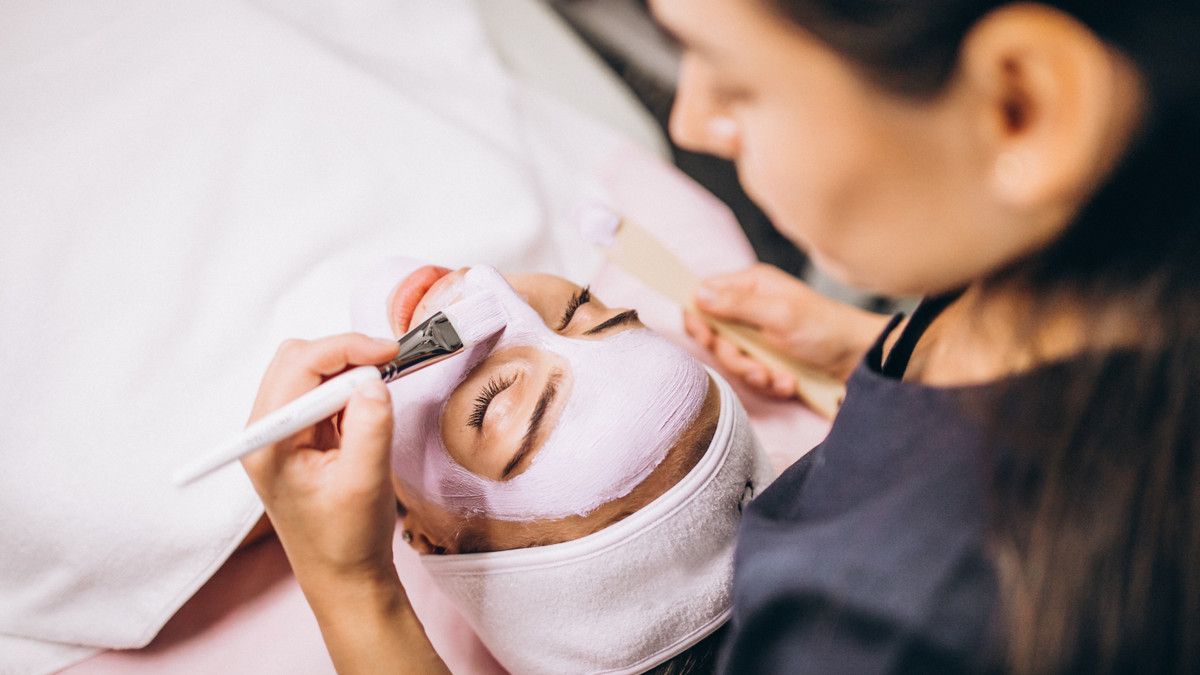 Wanita Sedang Facial (Foto: Shutterstock)