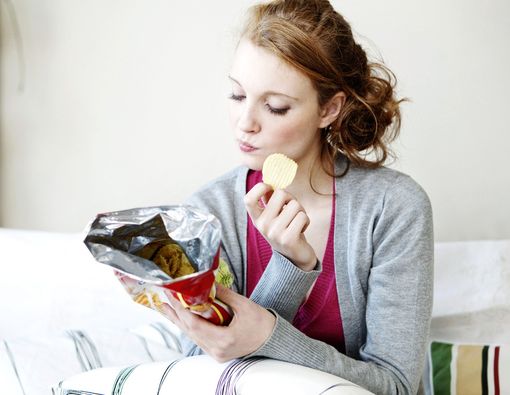 Ini Alasan Wanita Sering Ngemil Saat Haid