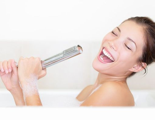 Tak Disangka, Ini Manfaat Kesehatan Bernyanyi di Kamar Mandi