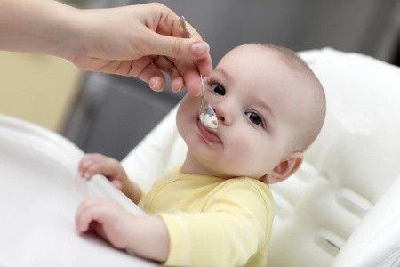 Tips Mengenalkan Makanan Padat Pada Bayi