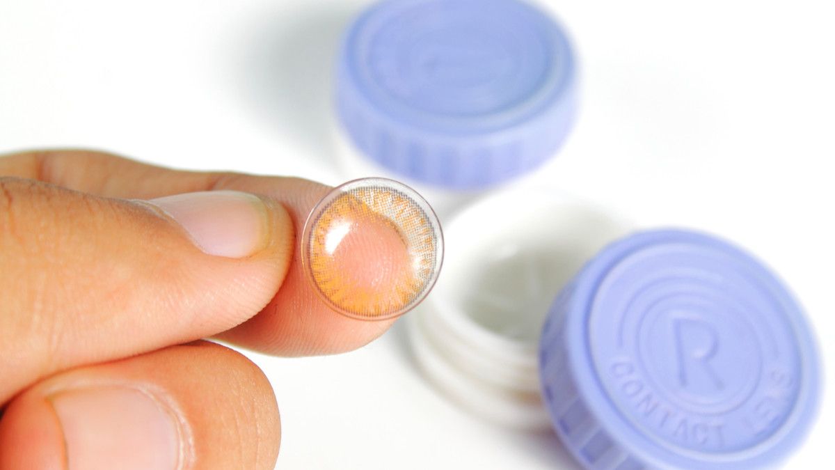 Bahaya Challenge Letakkan Contact Lens Dalam Kelopak Mata