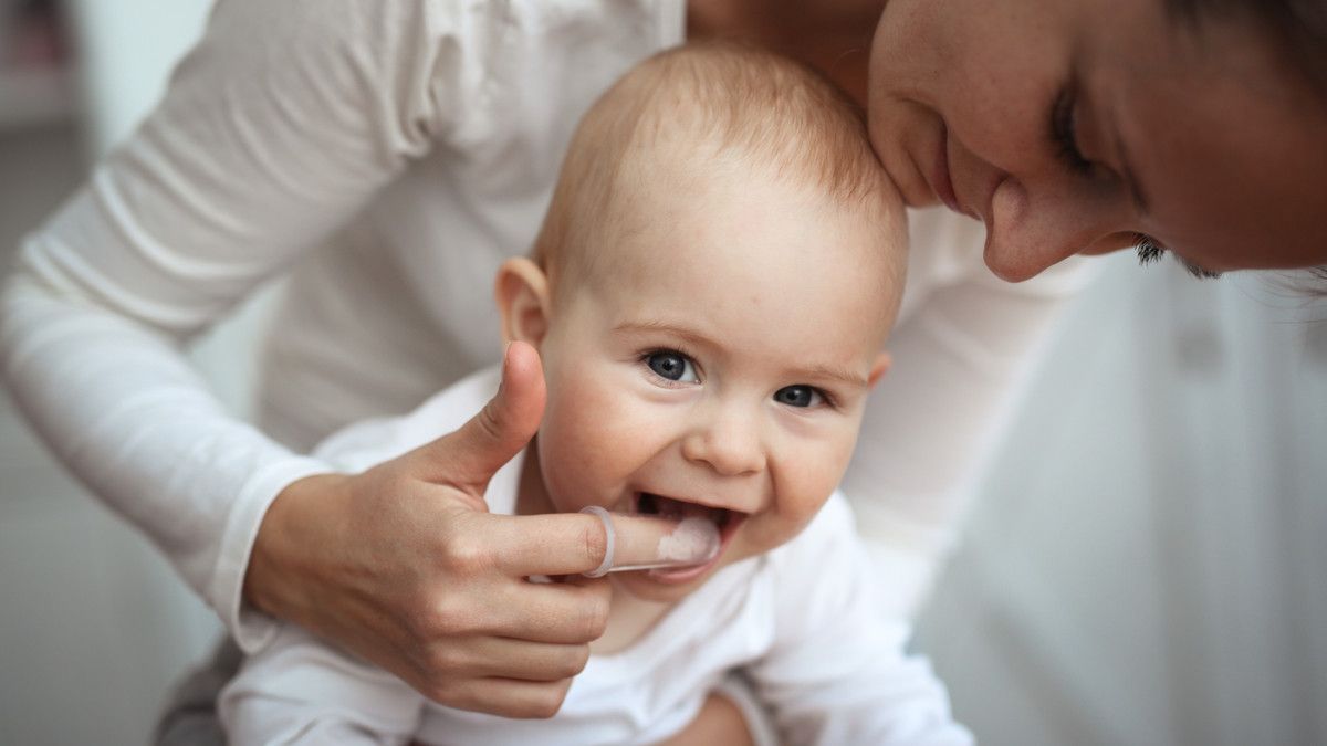 Cara Tepat Merawat Gigi Bayi yang Baru Tumbuh