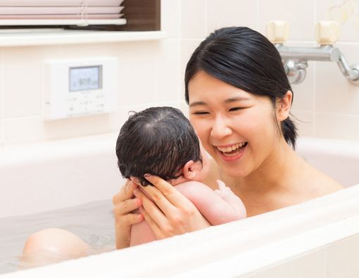 Menciptakan Bonding dengan Anak Lewat Mandi Bersama
