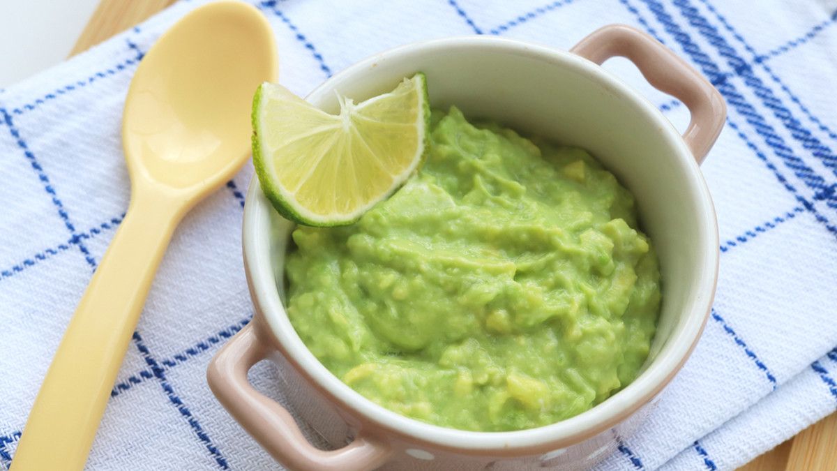 Tips Menyiapkan Buah Alpukat untuk MPASI Bayi