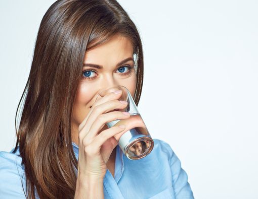 Mencegah Infeksi Saluran Kemih dengan Cukup Minum Air