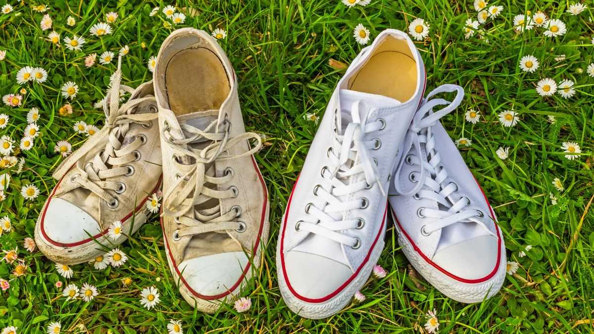 Anak Mengenakan Sepatu Bekas Kakaknya, Amankah?