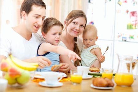 Membentuk Pola Makan Sehat untuk Si Kecil