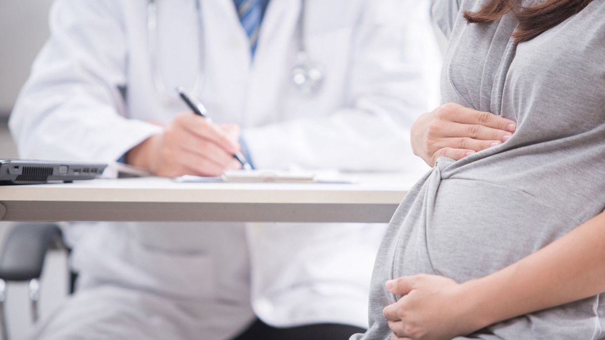 Ilustrasi Berkonsultasi dengan Dokter Mengenai Mencegah Stroke saat Hamil