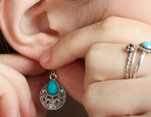 Sering Pakai Anting Bikin Belakang Telinga Bau, Ini Penyebabnya