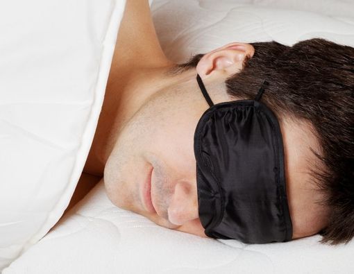 Manfaat Pakai Penutup Mata Saat Tidur