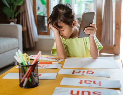 Anak Menangis Saat Belajar Online, Bunda Coba Lakukan Ini