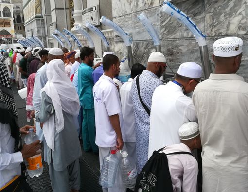 Cuci Muka dengan Air Zamzam Bikin Kulit Wajah Kinclong?