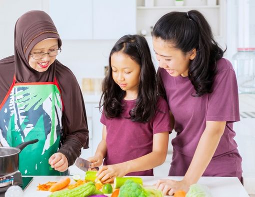 Tips Mengajarkan Anak Memasak Sesuai Usianya