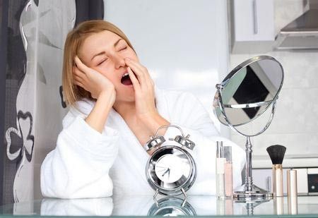 Benarkah Kelelahan Membuat Wajah Tampak Kusam?