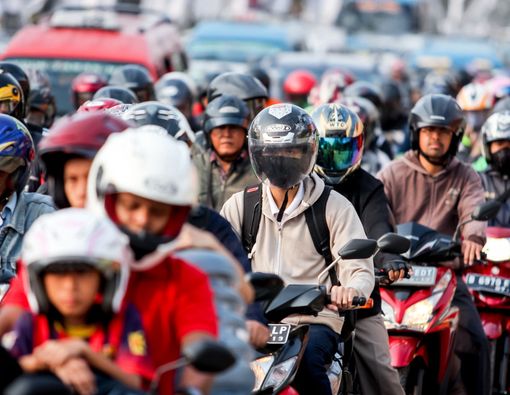 Pengendara Motor Lebih Rentan Kena Radang Tenggorokan?