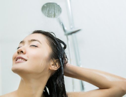 Mandi Pakai Shower Bisa Mempercantik Kulit, Benarkah?