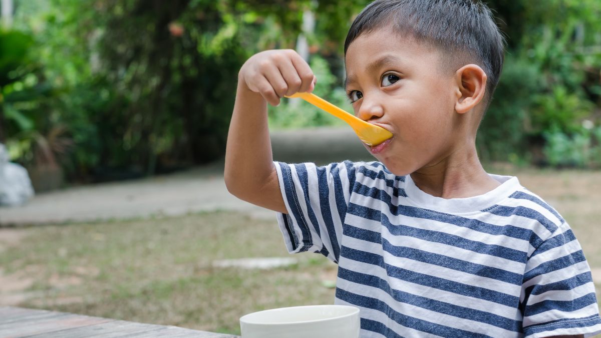 9 Makanan dan Minuman untuk Anak yang Sariawan