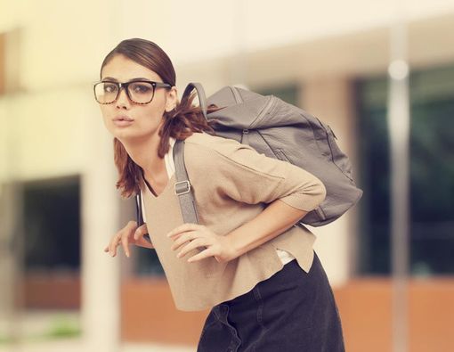 Sering Bawa Tas Berat Bisa Ganggu Kesehatan Tulang