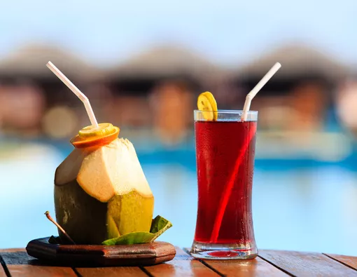 Buka Puasa, Lebih Sehat Minum Air Kelapa atau Teh Manis?